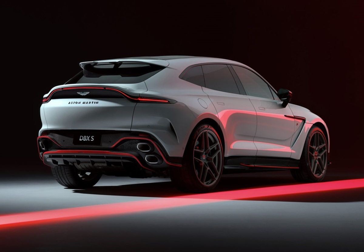 Aston Martin DBX S 3