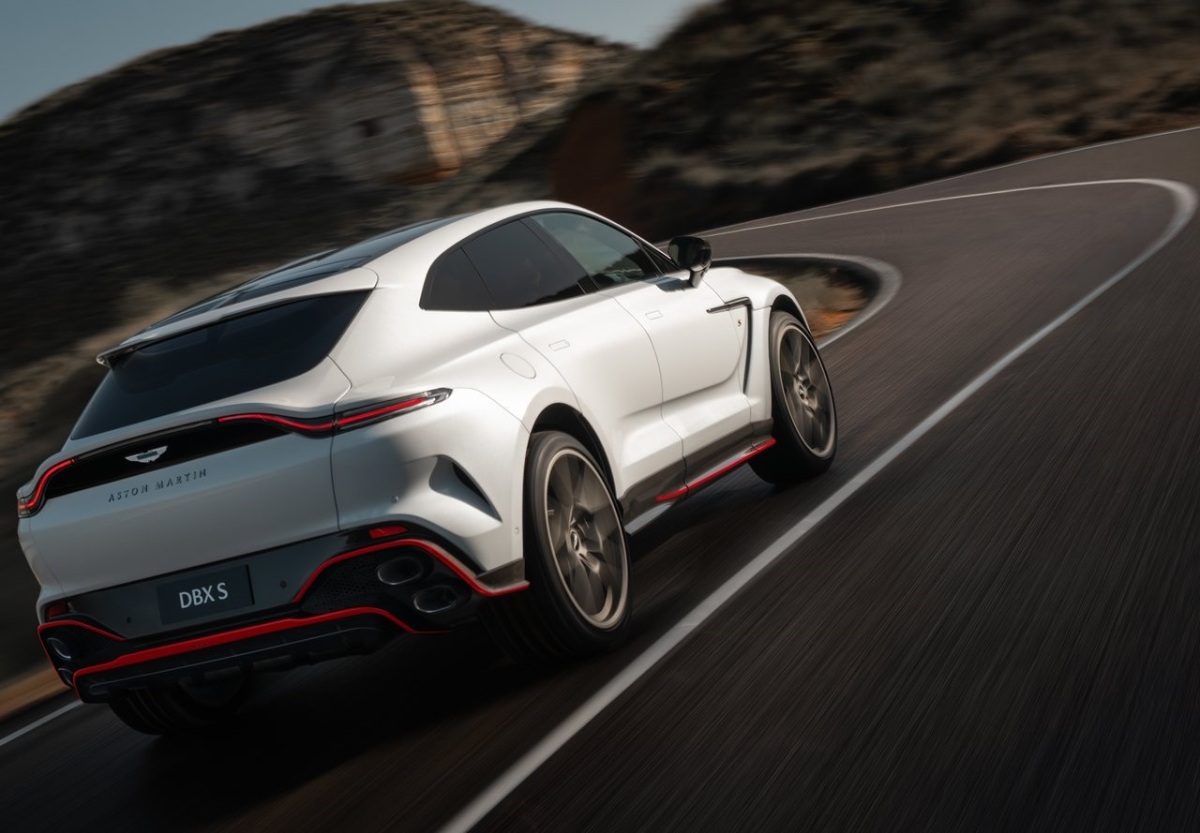 Aston Martin DBX S 5