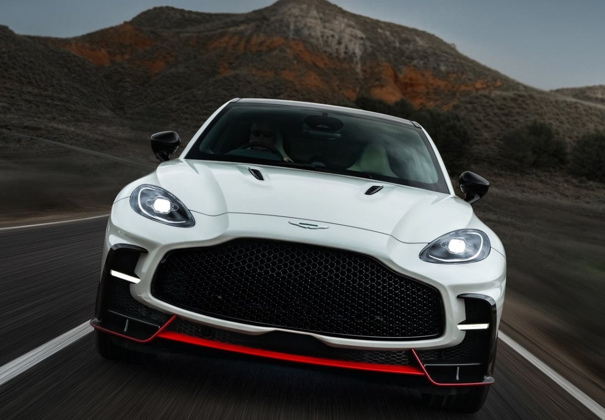Aston Martin DBX S 6