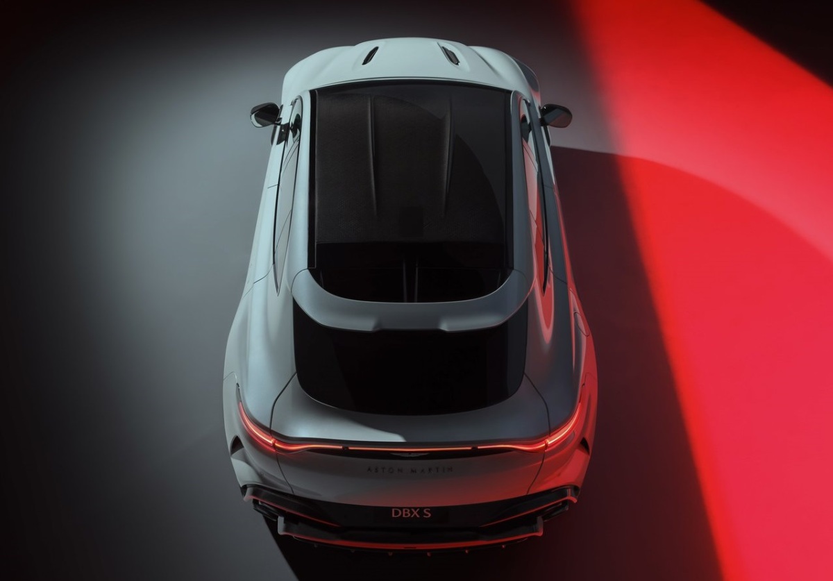 Aston Martin DBX S 7