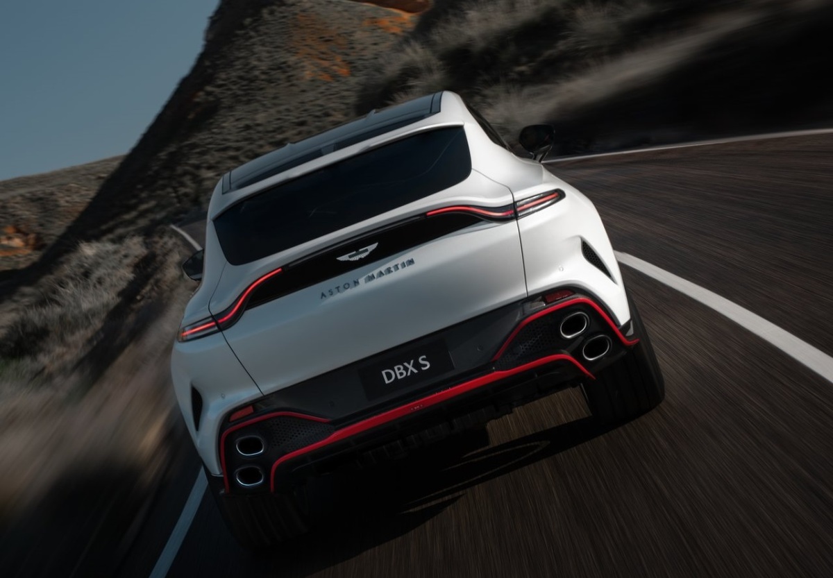 Aston Martin DBX S 8