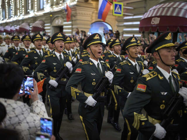 Vojaci Čínskej ľudovej oslobodzovacej armády pochodujú okolo obchodného domu GUM k Červenému námestiu, aby sa zúčastnili skúšky vojenského sprievodu na Den víťazstva v Moskve, v Rusku, v sobotu 3. mája 2025.