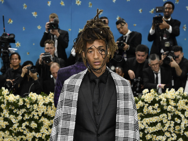 Herec Jaden Smith prišiel v kreácii Louis Vuitton. 