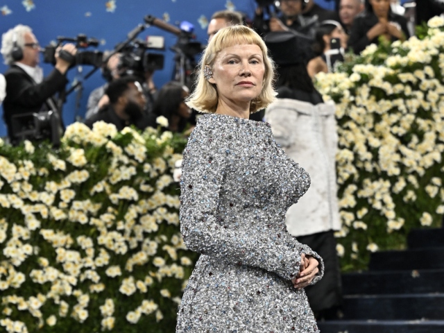 Herečka Pamela Anderson v kreácii od Tory Burch. 