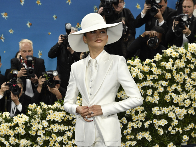 Herečka Zendaya sa objavila v nohavicovom kostýme Louis Vuitton. 