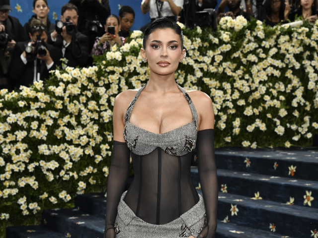 Internetová superstar a podnikateľka Kylie Jenner prišla v kreácii Ferragamo.