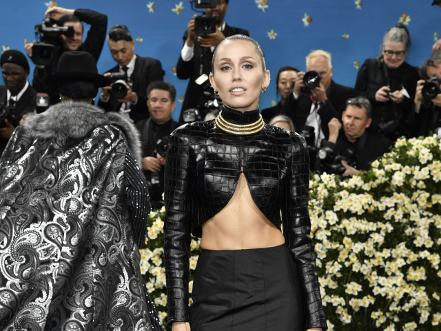 Speváčka Miley Cyrus v kreácii Alaia.