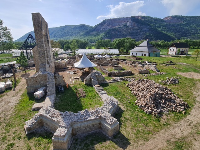 Areal byvaleho pavlinskeho klastora v Gombaseku  z ktoreho partia nadsencov spravila turisticku atrakciu