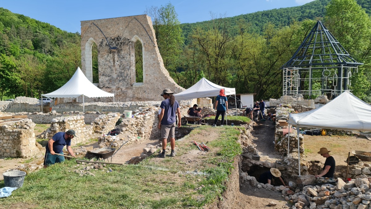 Archeologicky prieskum v priestoroch byvaleho pavlinskeho klastora