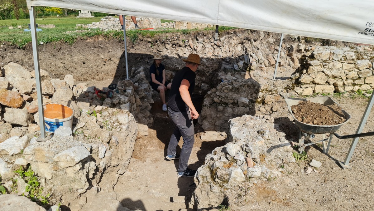 Archeologicky vyskum v priestoroch byvaleho pavlinskeho klastora