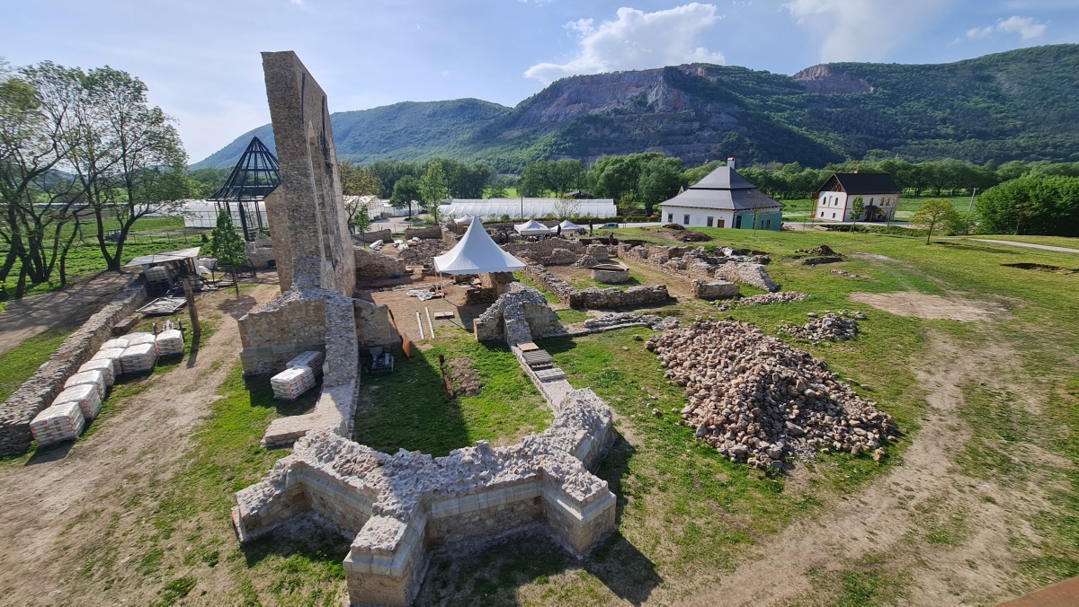 Areal byvaleho pavlinskeho klastora v Gombaseku  z ktoreho partia nadsencov spravila turisticku atrakciu
