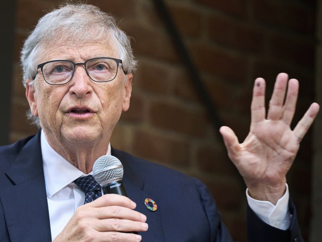 Bill Gates varuje pred AI. Technologické firmy podľa neho zľahčujú riziká kvôli peniazom