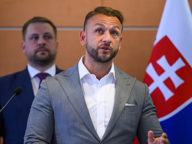 Na snímke zľava minister zdravotníctva SR Kamil Šaško (Hlas) a minister vnútra SR Matúš Šutaj Eštok (Hlas)