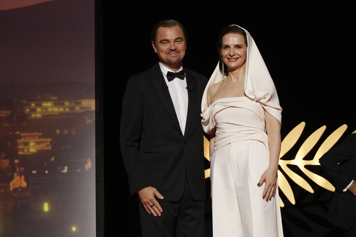 Leonardo DiCaprio (vľavo) a prezidentka poroty Juliette Binoche