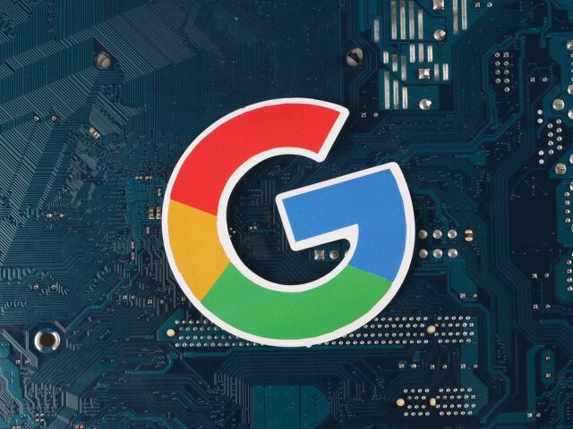 google-logo-vor-einer-elektronischen-leiterplatte cc-by-20
