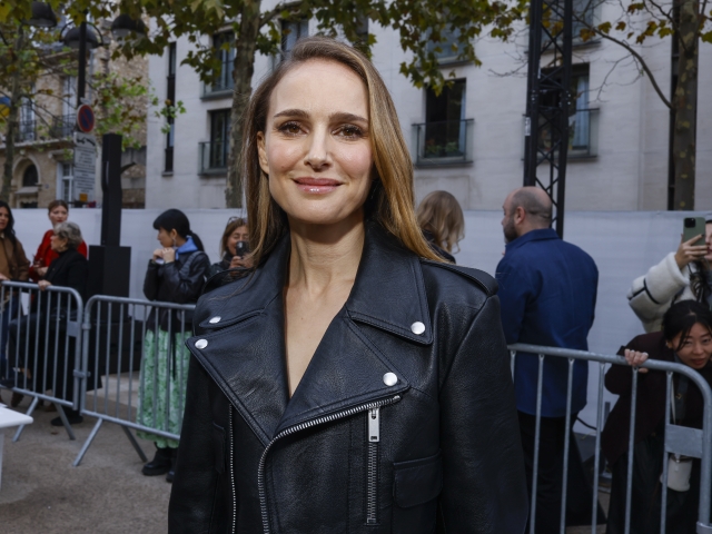 Herečka Natalie Portman na prehliadke Stella McCartney v Paríži. 