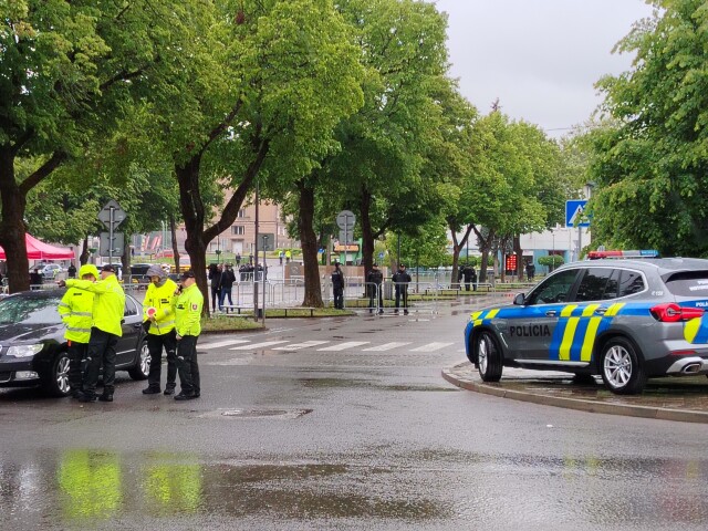 policajti atentat handlova
