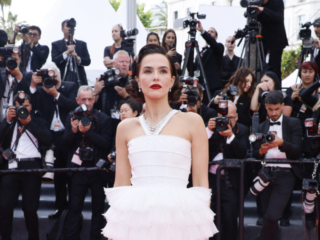 Herečka Zoey Deutch v kreácii Chanel Haute Couture. 