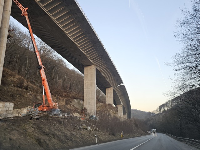 Vystavba estakady rychlostnej komunikacie R2 Krivan - Mytna