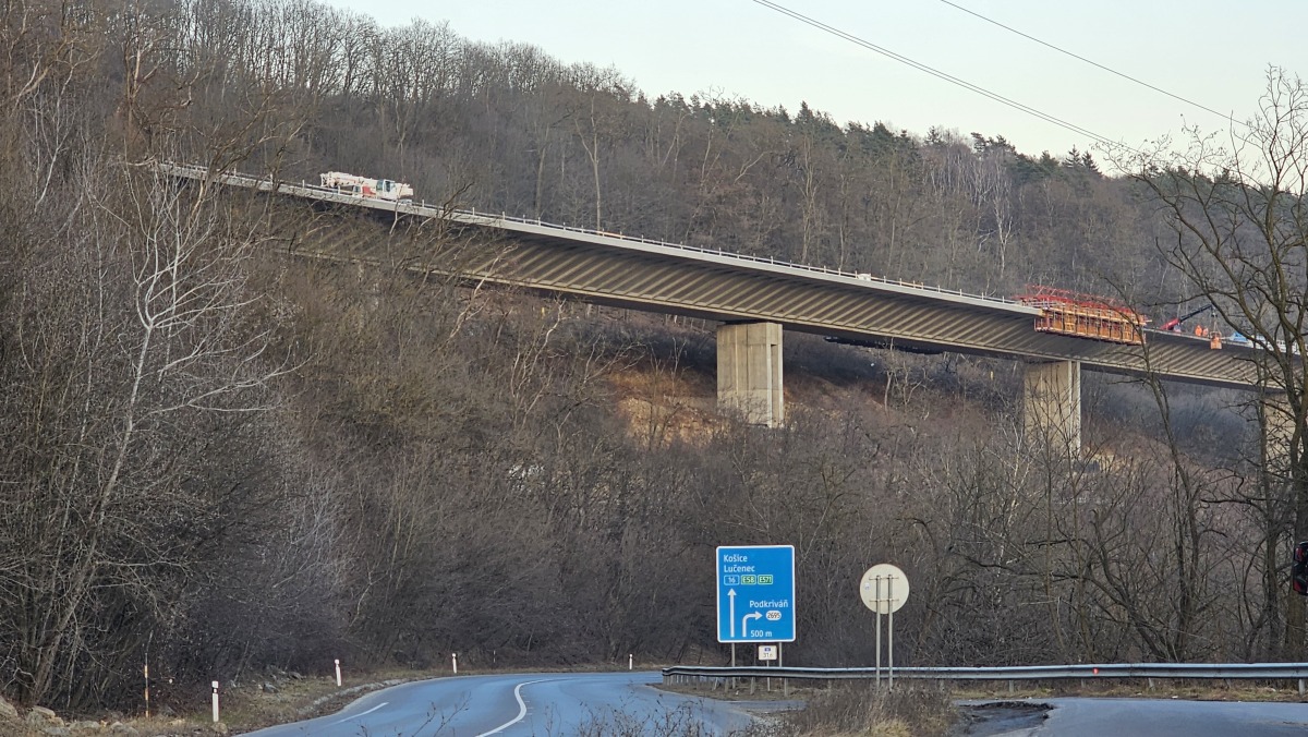 Estakada useku rychlostnej cesty R2 nedaleko Krivana
