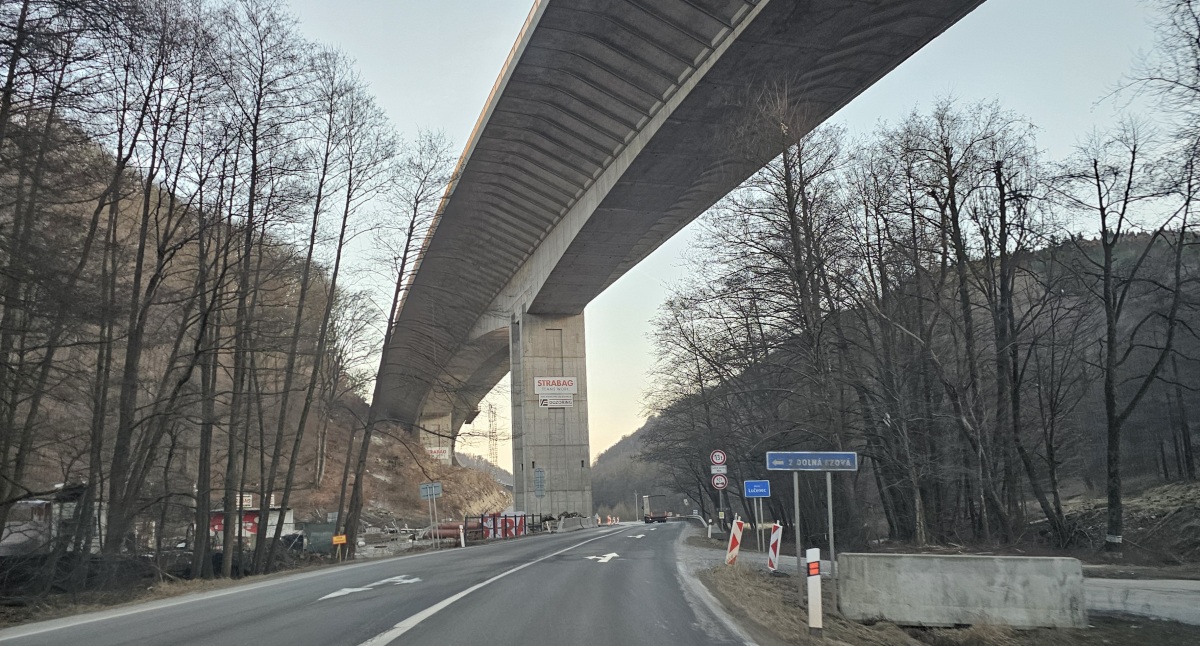 Estakada useku rychlostnej cesty R2 pri Dolnej Bzovej