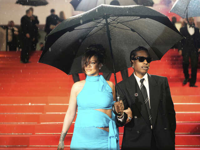 A$AP Rocky a jeho partnerka Rihanna sa skrývali pod jedným dáždnikom. 