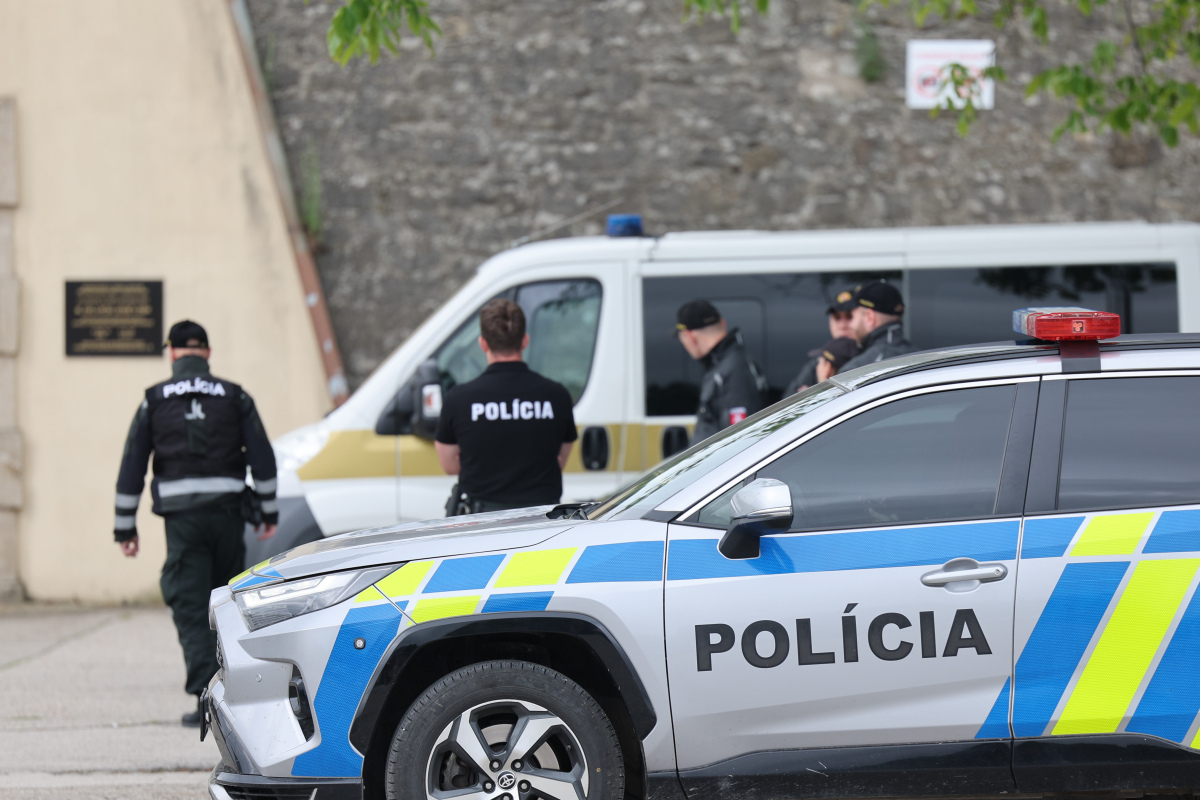 Leopoldov Súd Černák, polícia, policajné auto