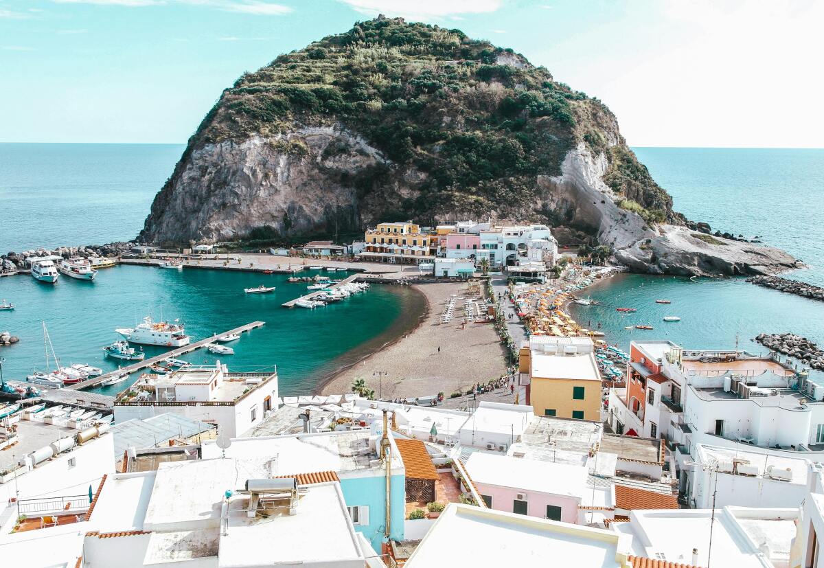 Ostrov sopečného pôvodu, ponúka termálne aj liečivé pramene. Komu patrí Ischia?