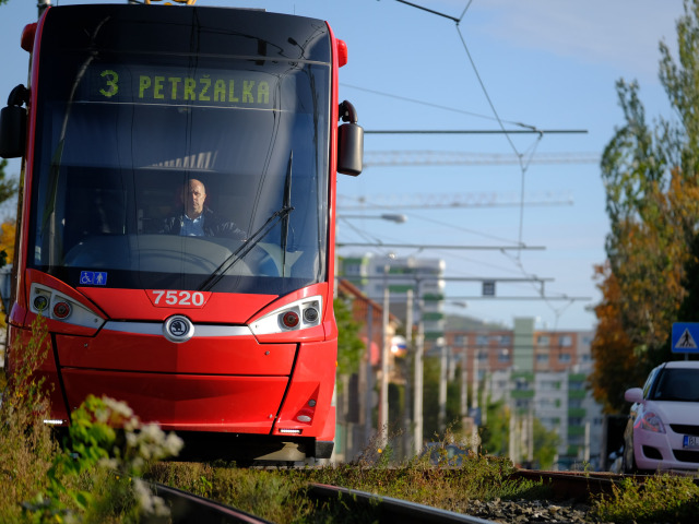 Električka z Petržalky do Rače