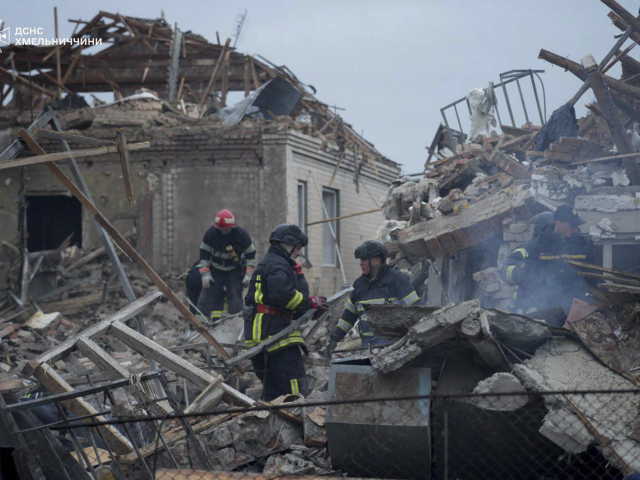 Chmelnická oblasť po ruskom útoku 25. mája 2025. (Ukrainian Emergency Service via AP)