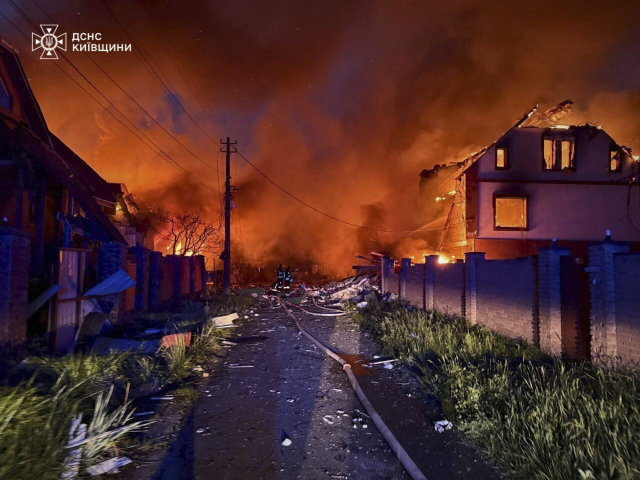 Kyjevská oblasť po ruskom útoku 25. mája 2025. (Ukrainian Emergency Service via AP)