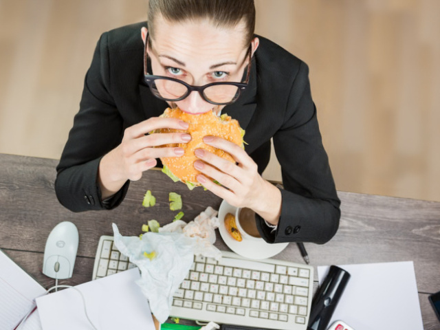 Nezničte si kariéru jedlom! 5 pravidiel obedovej etikety v kancelárii