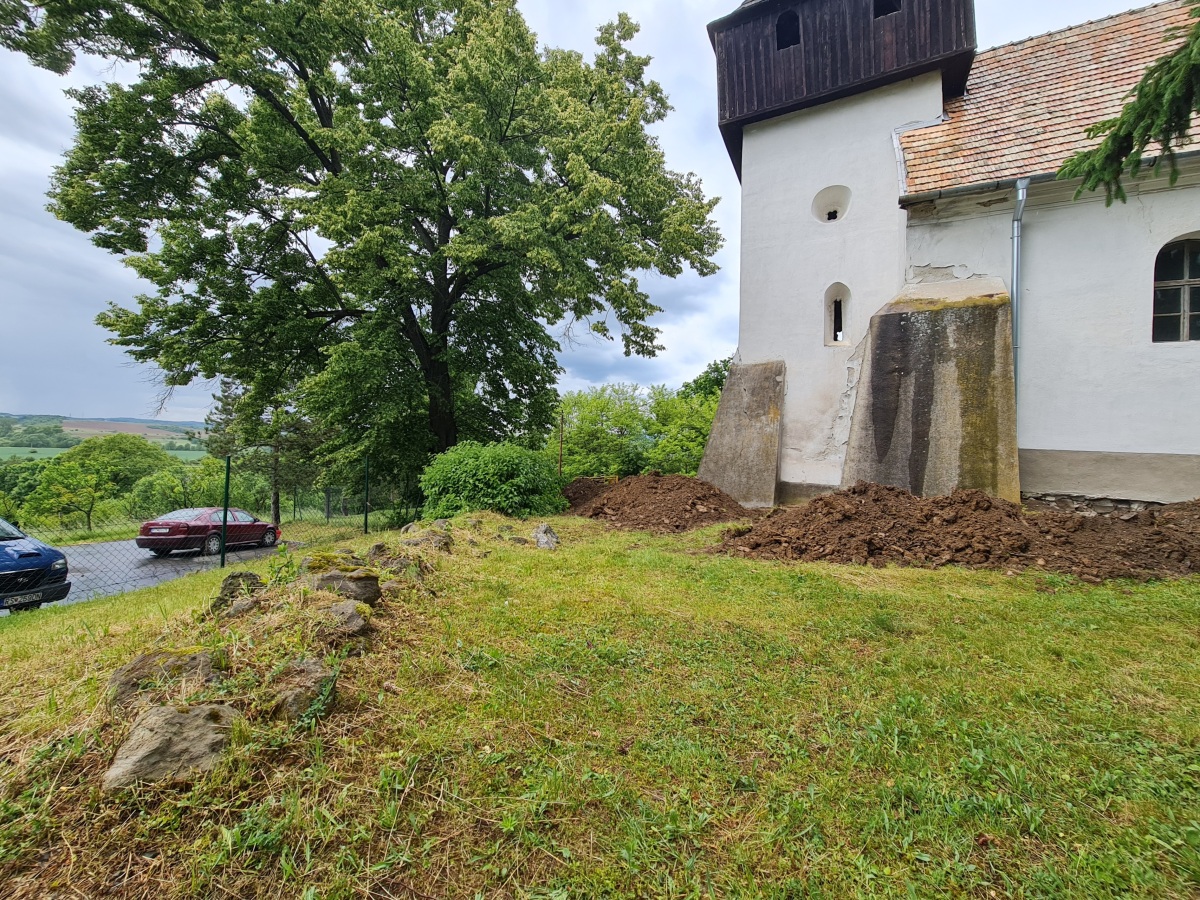 Zvysok povodneho hradobneho muru pri kostole