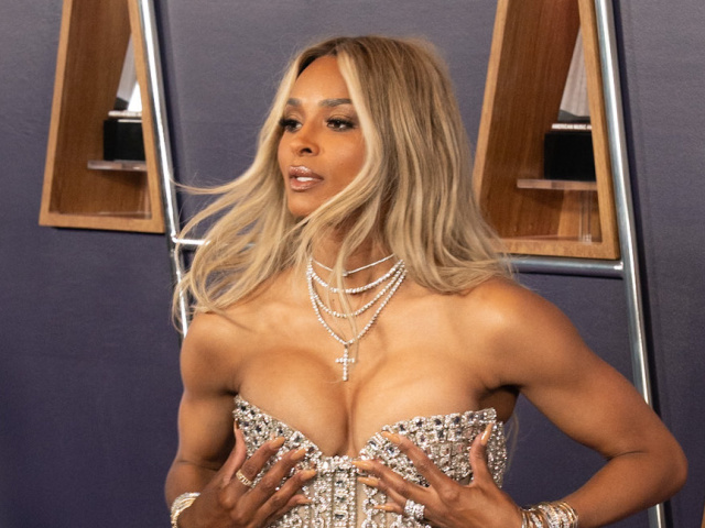 Speváčka Ciara a jej podoba na vyhlásení cien American Music Awards 2025.