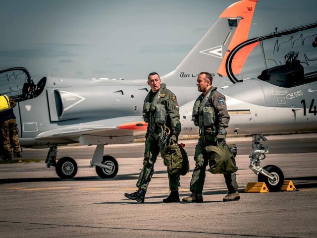 Maďarskí piloti pri lietadle L-39