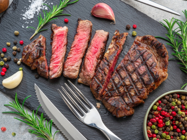 Grilovacie tajomstvá: Entrecôte, steak pre naozajstných znalcov. Ako tento úžasný kus mäsa nepokaziť? 