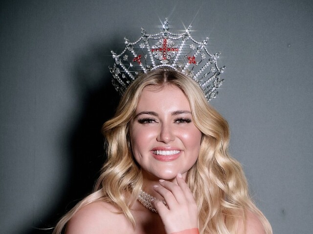 Miss Anglicko Milla Magee na zábere z marca 2025. 