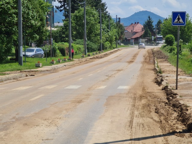 Zvysky bahna na ceste v Lubeniku