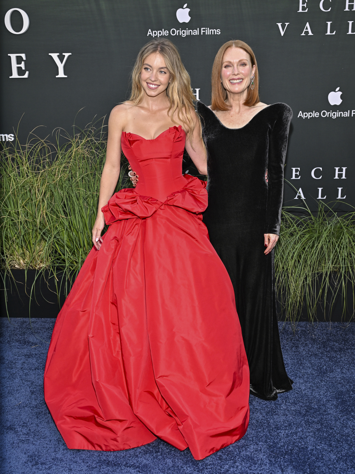 Sydney Sweeney (vľavo) a Julianne Moore