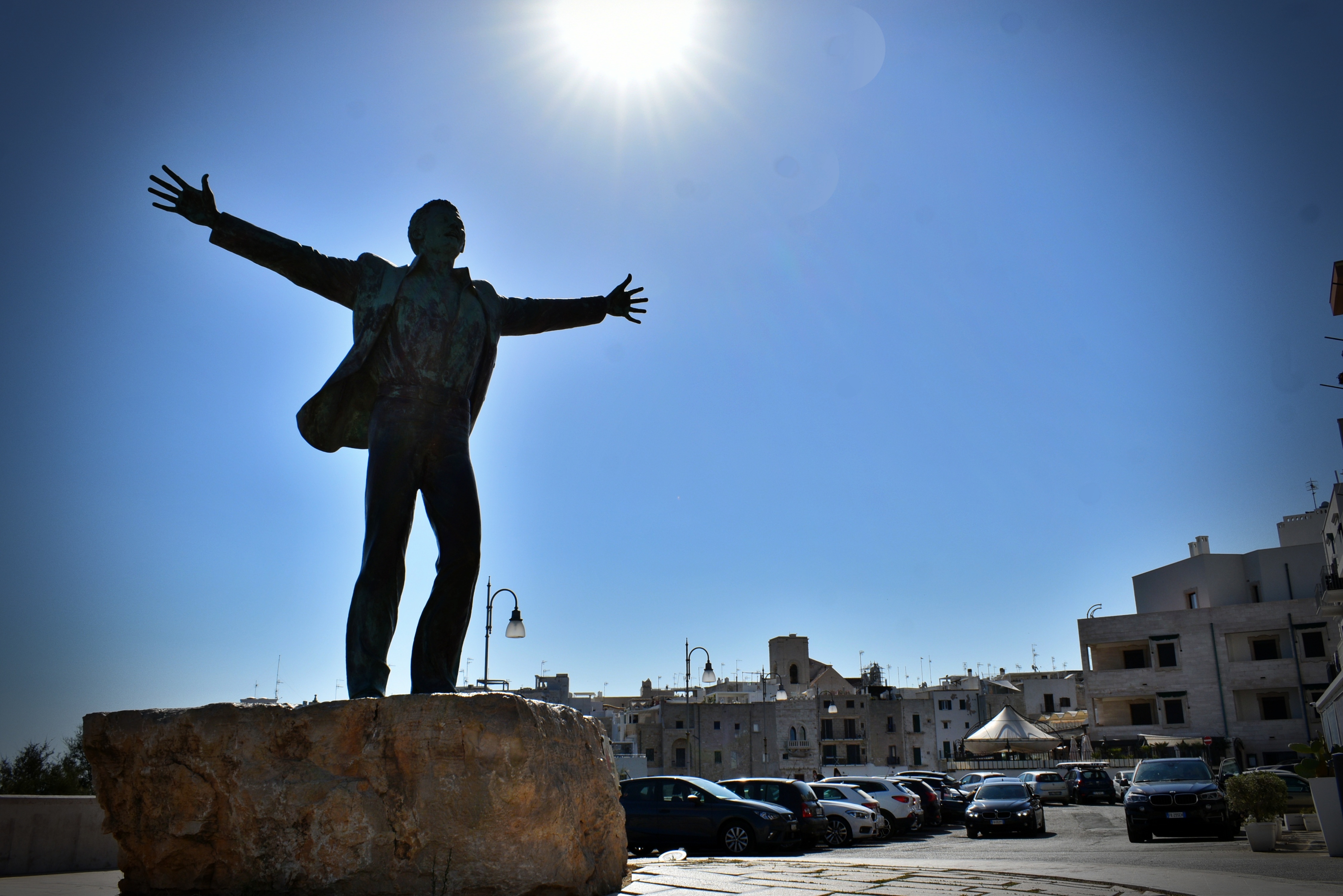 Socha speváka Domenica Modugna v meste Polignano a Mare.