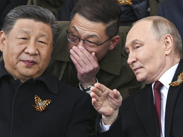 AZ26 Moskva - Na snímke vpravo ruský prezident Vladimir Putin a čínsky prezident Si Ťin-pching sa rozprávajú počas sledovania vojenskej prehliadky pri príležitosti 80. výročia konca druhej svetovej vojny v Európe v Moskve 9. mája 2025. FOTO TASR/AP