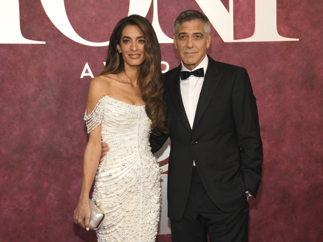 Herec Geroge Clooney a jeho manželka Amal Clooney pózujú fotografom. 