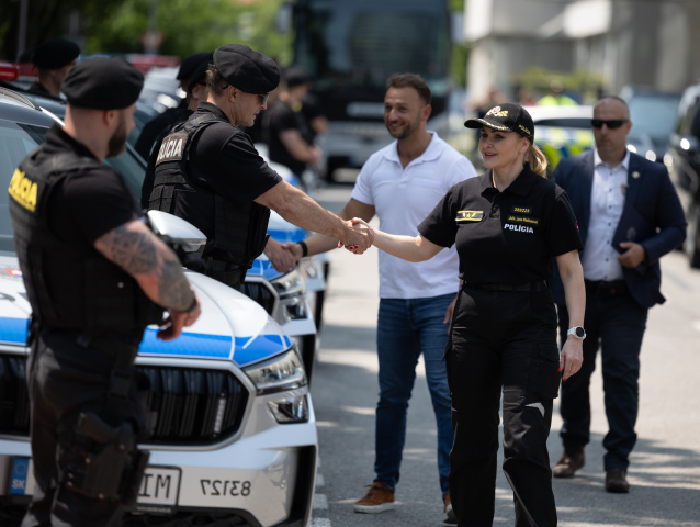 polícia, maškarová, eštok