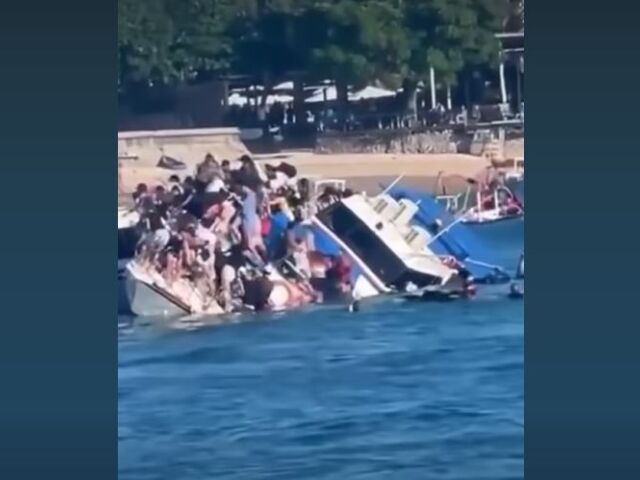potápajúci sa čln, trajekt, Bali, Indonézia
