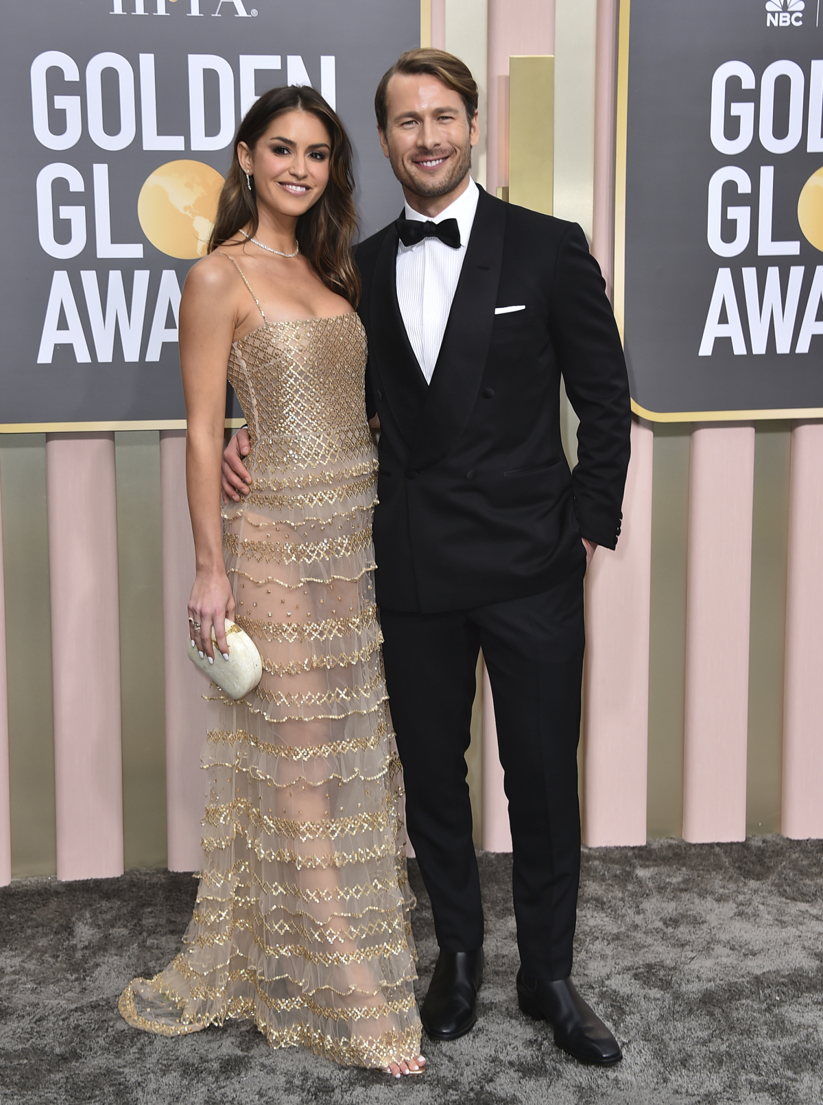Modelka Gigi Paris a herec Glen Powell na zábere z roku 2023.
