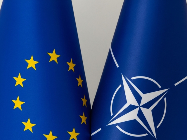 Vlajky EÚ a NATO