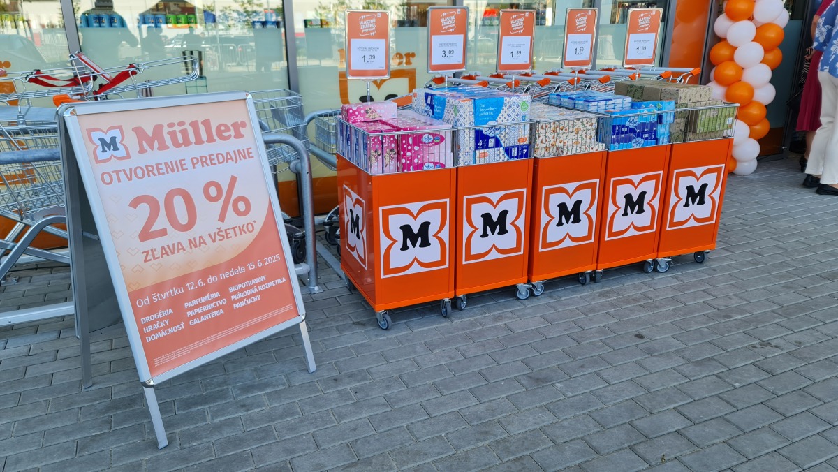 Putac pri novej predajni Mueller Trencin