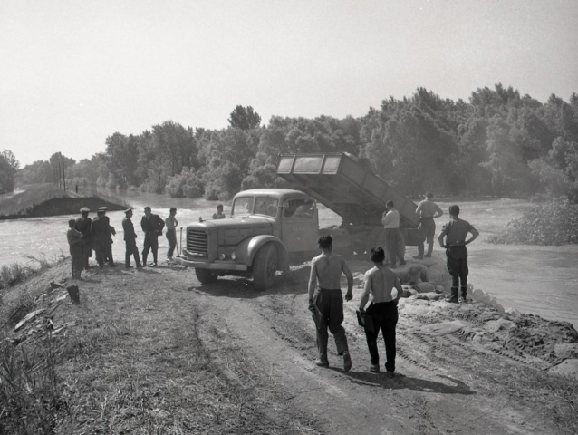 Číčov, sypanie štrku, 1965