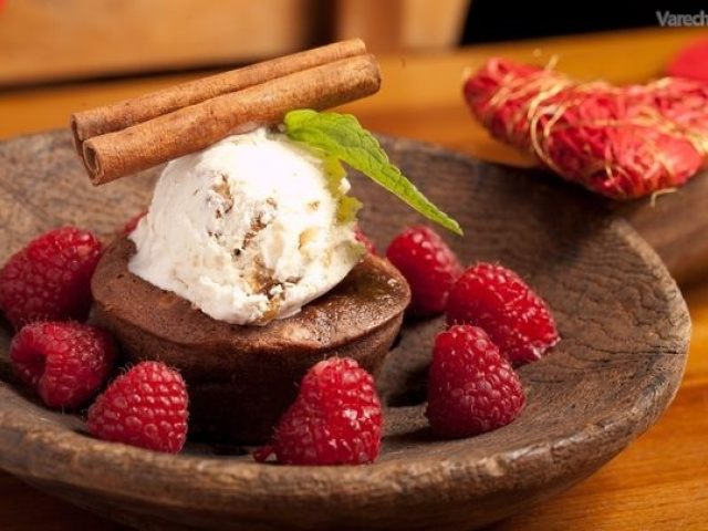 9 dezertov, ktoré chutia najlepšie so zmrzlinou. Takto zaručene dostanete brownies či palacinky do letného módu 