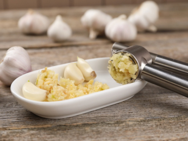 Vie toho viac než vy: Lis na cesnak si poradí aj s inými surovinami a dokonca vytvaruje aj špagety!